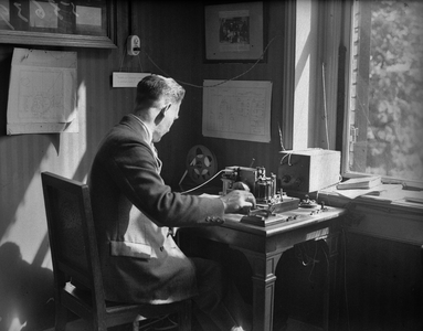 400250 Afbeelding van een medewerker van het Koninklijk Nederlands Meteorologisch Instituut (K.N.M.I.) te De Bilt bij ...